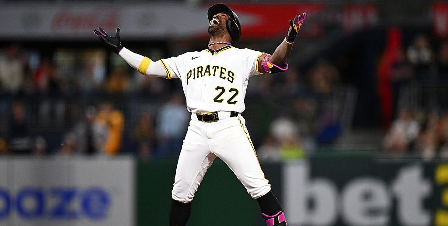 McCutchen's two-run double lifts Pirates over Cubs 4-3 as fan falls from 21-foot Clemente Wall